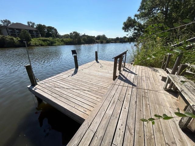 8445 Delesandri Road, Hitchcock, TX 77563