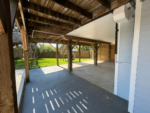 8445 Delesandri Road, Hitchcock, TX 77563