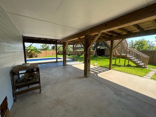 8445 Delesandri Road, Hitchcock, TX 77563