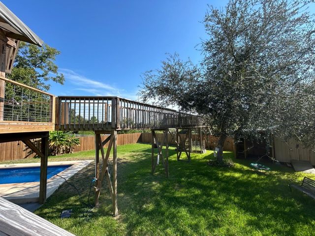 8445 Delesandri Road, Hitchcock, TX 77563