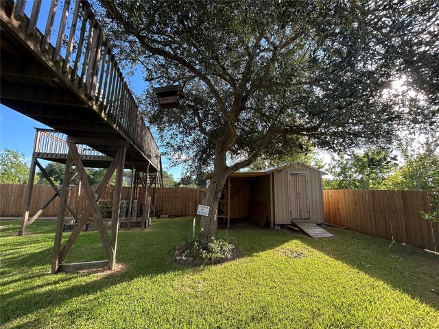 8445 Delesandri Road, Hitchcock, TX 77563