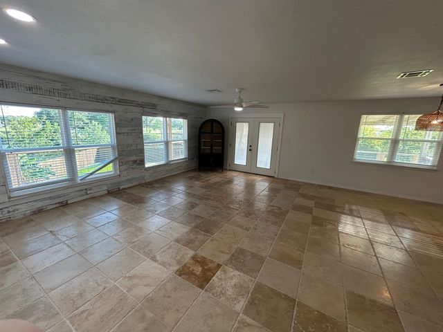 8445 Delesandri Road, Hitchcock, TX 77563
