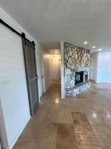 8445 Delesandri Road, Hitchcock, TX 77563