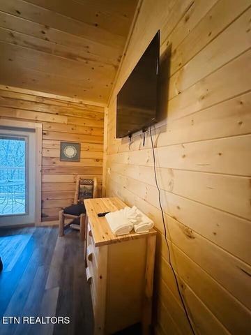 1642 Misty Hollow Way, Gatlinburg, TN 37738