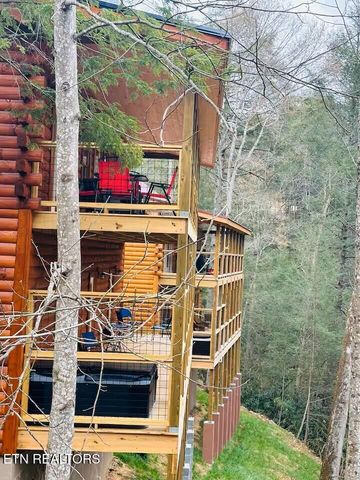 1642 Misty Hollow Way, Gatlinburg, TN 37738