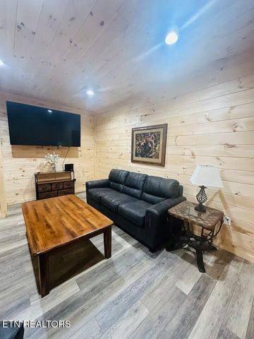 1642 Misty Hollow Way, Gatlinburg, TN 37738