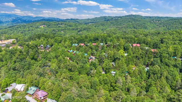 1642 Misty Hollow Way, Gatlinburg, TN 37738