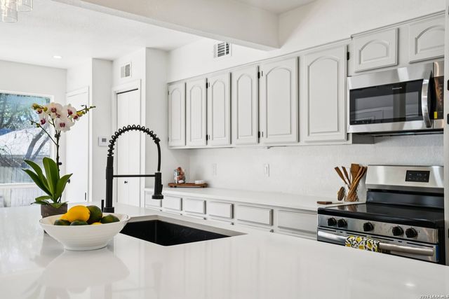 5906 Rimkus Dr, Leon Valley, TX 78238