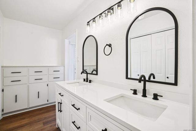 5906 Rimkus Dr, Leon Valley, TX 78238