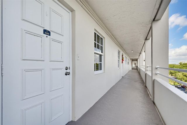 575 Oaks Lane 608, Pompano Beach, FL 33069