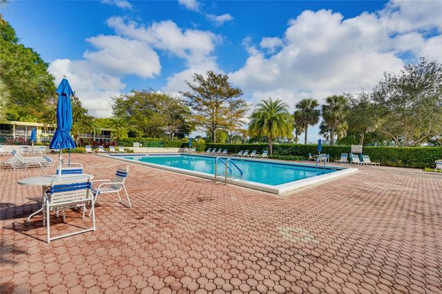 575 Oaks Lane 608, Pompano Beach, FL 33069