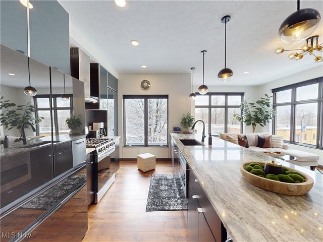 121 N Howard Street, Akron, OH 44308