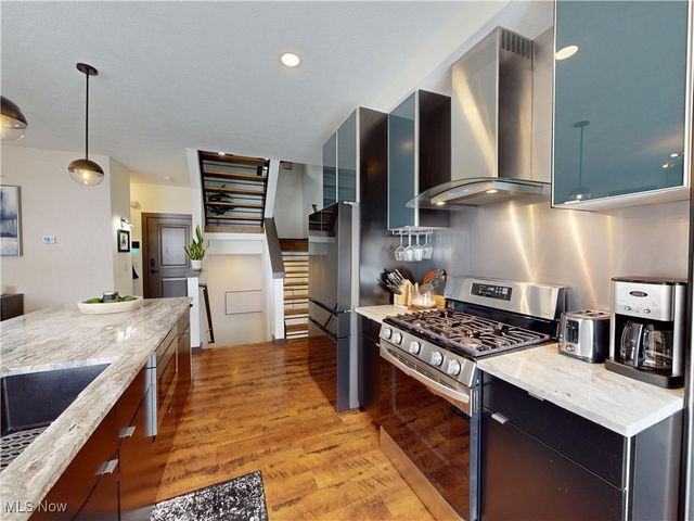 121 N Howard Street, Akron, OH 44308