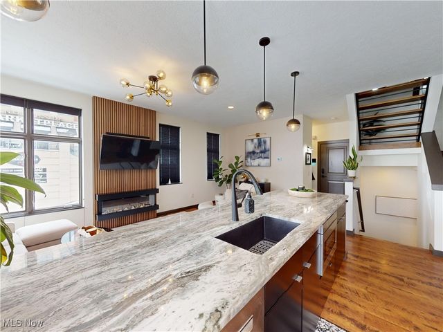 121 N Howard Street, Akron, OH 44308