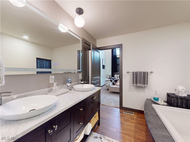 121 N Howard Street, Akron, OH 44308