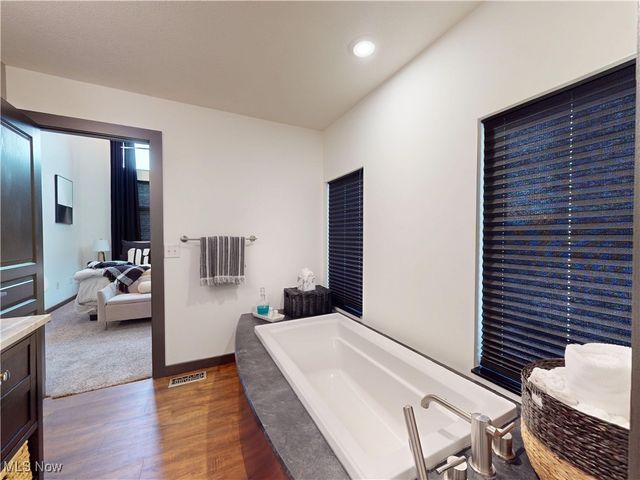 121 N Howard Street, Akron, OH 44308