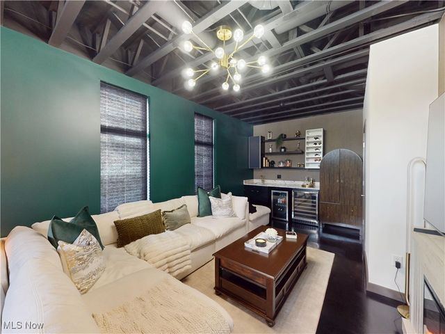 121 N Howard Street, Akron, OH 44308