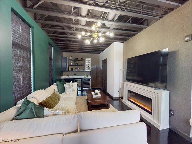 121 N Howard Street, Akron, OH 44308