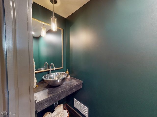 121 N Howard Street, Akron, OH 44308