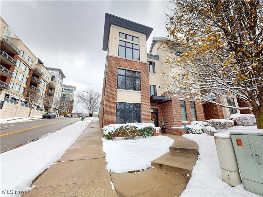 121 N Howard Street, Akron, OH 44308