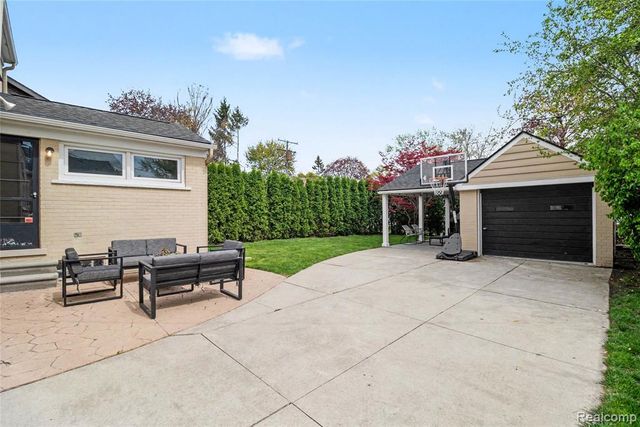 32240 Auburn Drive, Beverly Hills, MI 48025