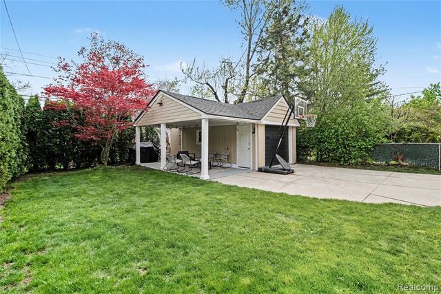 32240 Auburn Drive, Beverly Hills, MI 48025