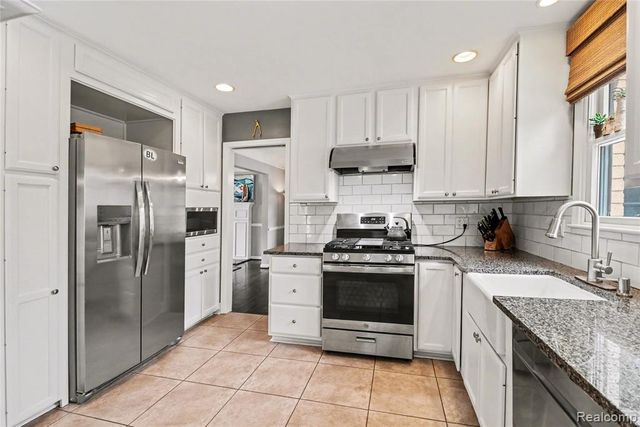 32240 Auburn Drive, Beverly Hills, MI 48025