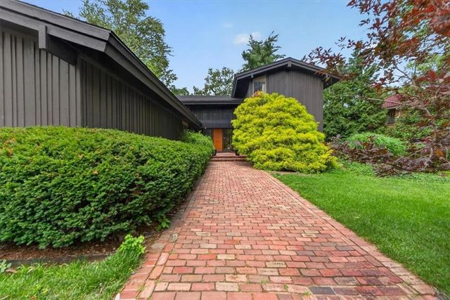 1024 Huntington Road, Kansas City, MO 64113