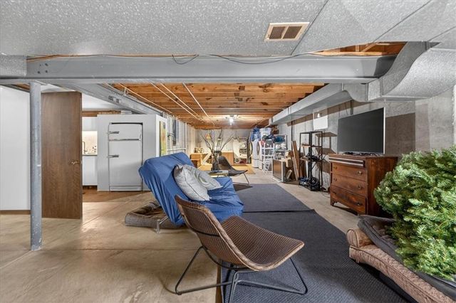 1024 Huntington Road, Kansas City, MO 64113
