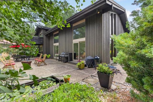 1024 Huntington Road, Kansas City, MO 64113