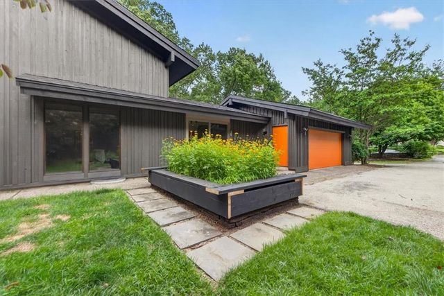 1024 Huntington Road, Kansas City, MO 64113