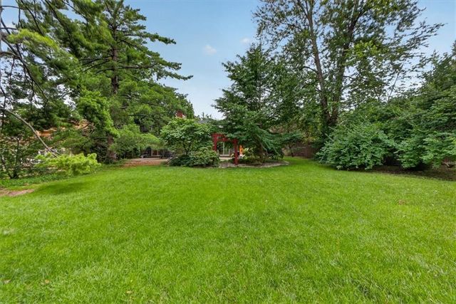 1024 Huntington Road, Kansas City, MO 64113