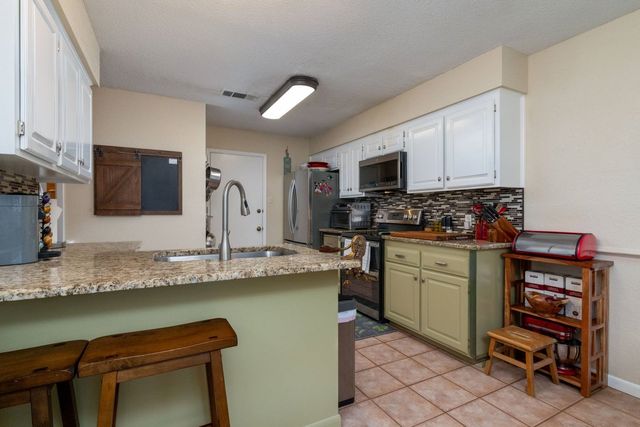 688 Harbor Drive N, Azle, TX 76020