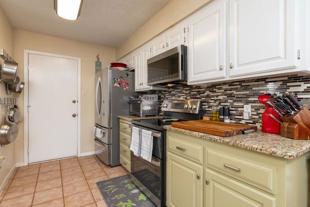 688 Harbor Drive N, Azle, TX 76020