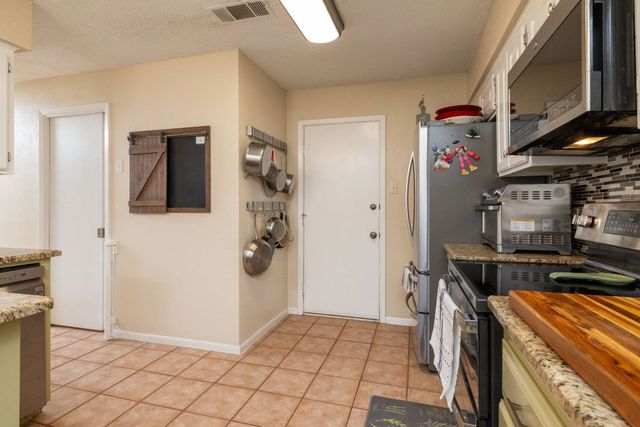 688 Harbor Drive N, Azle, TX 76020