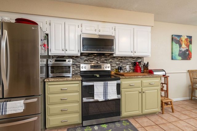 688 Harbor Drive N, Azle, TX 76020