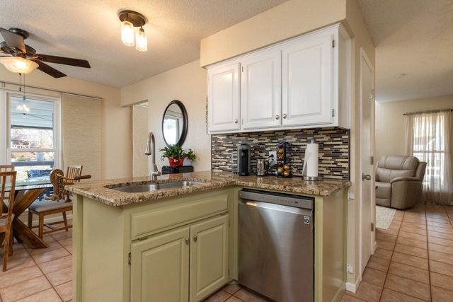 688 Harbor Drive N, Azle, TX 76020