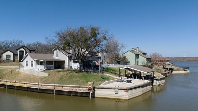 688 Harbor Drive N, Azle, TX 76020
