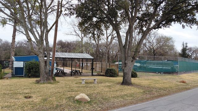 688 Harbor Drive N, Azle, TX 76020