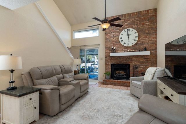 688 Harbor Drive N, Azle, TX 76020