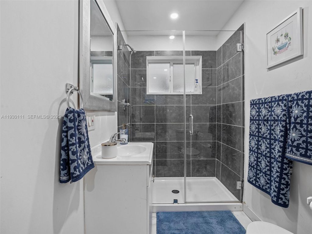 Image 15 of property listing at 6440 Buchanan St, Hollywood, FL 33024