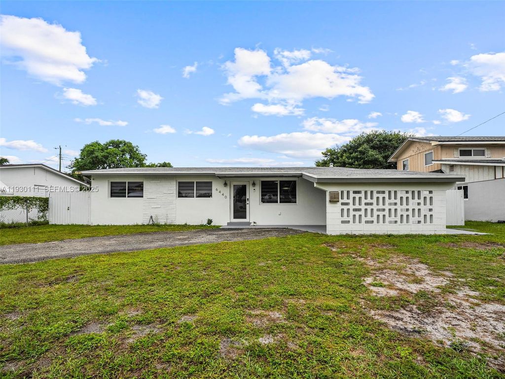Image 3 of property listing at 6440 Buchanan St, Hollywood, FL 33024