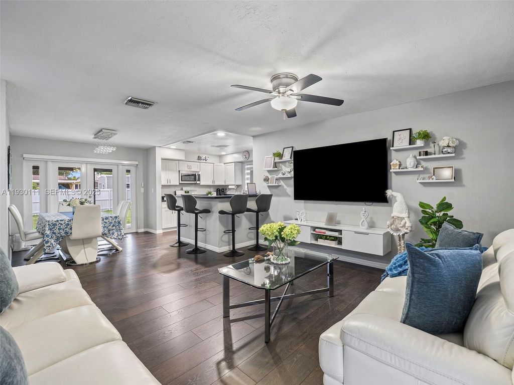 Image 4 of property listing at 6440 Buchanan St, Hollywood, FL 33024