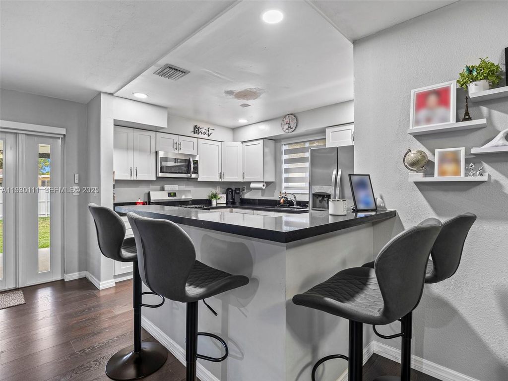 Image 6 of property listing at 6440 Buchanan St, Hollywood, FL 33024