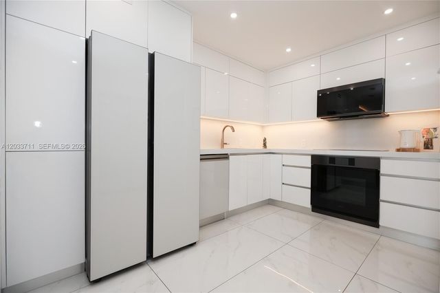 100 Bayview Drive 527, Sunny Isles Beach, FL 33160