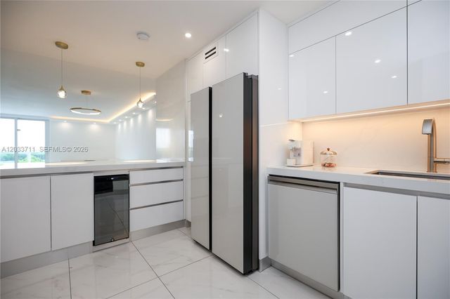 100 Bayview Drive 527, Sunny Isles Beach, FL 33160
