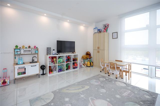 100 Bayview Drive 527, Sunny Isles Beach, FL 33160