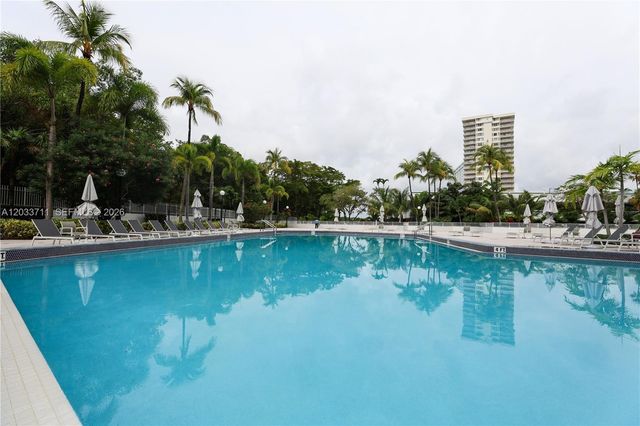 100 Bayview Drive 527, Sunny Isles Beach, FL 33160