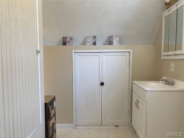 5121 Wicklow Place, St Louis, MO 63111