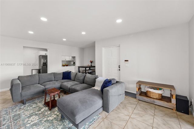 13870 Oneida Dr H1, Delray Beach, FL 33446